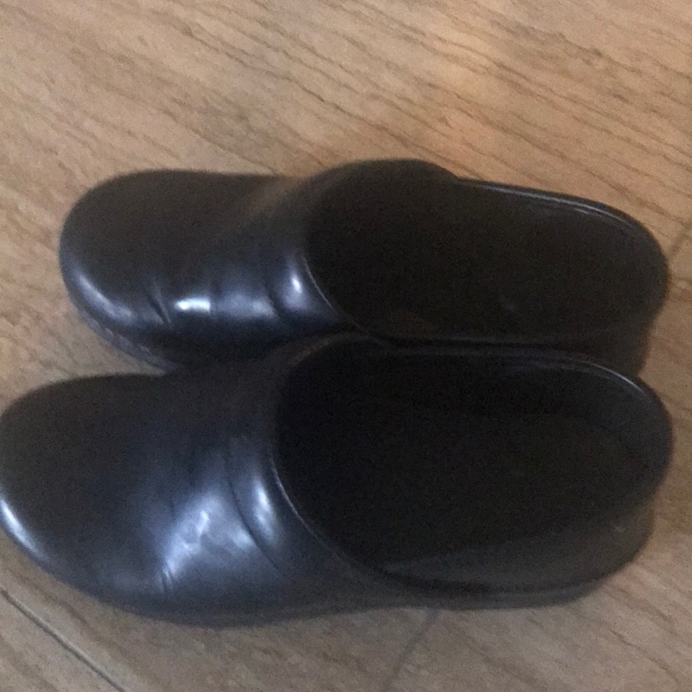 Leather clogs